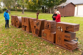 Kunstwerk ins Erzgebirge geholt: 700 Kilo Eisen gegen Hass und Hetze - „No Hate“ – Kein Hass. Eine 700 Kilo schwere Eisenskulptur wurde in Olbernhau enthüllt.