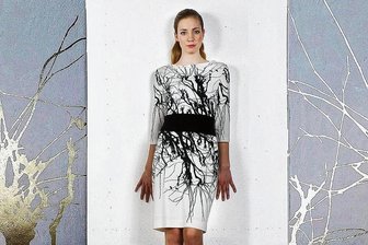 Kunstwerk Kleid: Dresdner Modedesignerin zeigt ihre Kreationen – in New York wie auf der Rochsburg - Das „Baumkleid“ ist Teil einer Kollektion der Dresdener Modedesignerin Anne Schulze mit ihrem Label Toni Eden und wird hier von einem Model getragen. Derzeit ist es auf der Rochsburg zu sehen, begleitend zur Sonderausstellung „Das Kleid als Kunstwerk“.