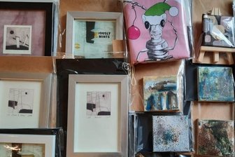 Kunstwerke zur Selbstbedienung - Eine große Auswahl an kleinformatigen Kunstwerken wartet im Eingangsbereich der Historischen Schauweberei in Braunsdorf auf interessierte Betrachter und Käufer.