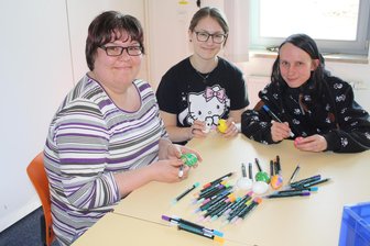 Kunterbunt soll er werden: der Osterbrunnen von Lauterbach - Janine Großmann, Angelin Ebner und Jane Lachmann (v. l.) beim Bemalen von Ostereiern für den Osterbrunnen.