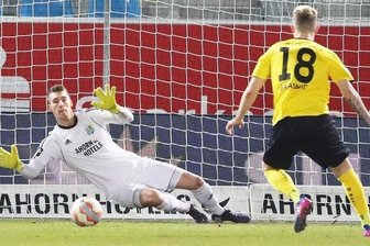Kunz' Großtat war der Knackpunkt - Kevin Kunz pariert Marc Brasnics Elfmeter.