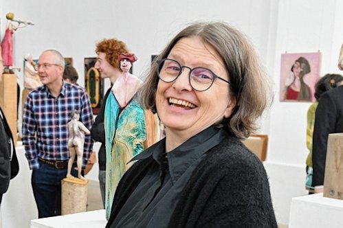 Kuratorin hört auf: Nach 60 Kunstausstellungen in der Petrikirche Freiberg ist  Schluss - Sabine Lohmann (r.) wurde jetzt als langjährige Kuratorin zur Finissage der Schau von Anja Werner (l.) verabschiedet. 