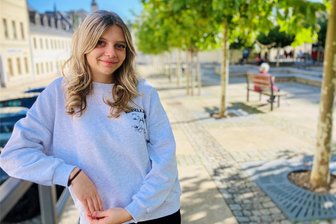 Kurbad im Erzgebirge atmet auf: Nun gibt es doch ein neues Brunnenmädchen - Shireen Thomas aus Schneeberg fungiert für die nächsten zwei Jahre als das Brunnenmädchen von Bad Schlema. Das ergab sich kurzfristig.