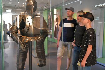 Kurfürst Augusts Schätze in Freiberg: Lohnt sich ein Besuch der Ausstellung? - Katrin, Marko und Lenny Wahlert aus Leipzig schauten sich am Freitag die neue Sonderausstellung im Stadt- und Bergbaumuseum Freiberg an.