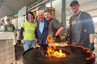 Kurfürsten, Grillmeister und Osterbrunnen: Vier Tipps für das Wochenende in Mittelsachsen - Hainichens Bürgermeister Dieter Greysinger (3. v. r.) ist gern gesehener Gast beim Angrillen.