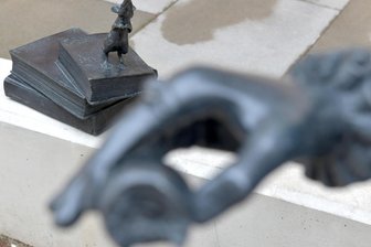 Kurfürstin Anna wartet auf ihre Maus: Wann kehrt die Mini-Plastik nach Freiberg zurück? - Die Maus vor der Kurfürstin Anna am Stadt- und Bergbaumuseum Freiberg wurde im Juni gestohlen.