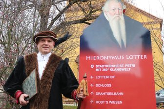Kurfürstin Anna zeigt, wo es in Augustusburg lang geht - Der Augustusburger Bürgermeister Jens Schmidt kam zur Einweihung in passender historischer Kleidung.