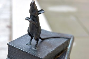 Kurfürstin ohne Maus – Stadt Freiberg prüft Ersatz für beschädigtes Kunstwerk - Die Maus von Kurfürstin Anna vor dem Stadt- und Bergbaumuseum Freiberg ist verschwunden.