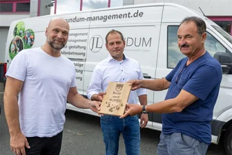 Kurios: Ein Bäckermeister und ein Physiotherapeut aus dem Vogtland übernehmen Steinmetzbetrieb als zusätzliches Standbein - Ronny Liebold (links) und Gerd Jahnsmüller haben mit ihren Dienstleistungsfirmen fusioniert und einen Steinmetzbetrieb übernommen. Neustadts Bürgermeister Bert Blechschmidt (rechts) freut sich, dass dadurch ein Gebäude im Ort weiter genutzt wird, dem sonst Leerstand gedroht hätte.