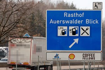 Kurios: Planenschlitzer an der A4 bei Lichtenau klauen Zahnpasta - Unbekannte schlitzen an der A4 am Rastplatz „Auerswalder Blick“ die Planen von 14 Sattelzügen auf.