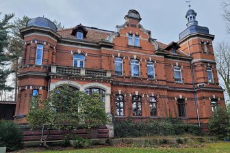 Kurios: Sonderausstellung in Region Zwickau nach Eröffnung wieder abgebaut - Die Ausstellung über den Lichtentanner Ehrenbürger Carl Otto Schmelzer war am Wochenende im neu eröffneten Bürgerhaus zu sehen.