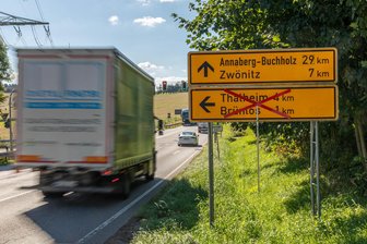 Kurios: Warum eine geplante wochenlange Sperrung im Erzgebirge plötzlich beendet ist - Der Abzweig nach Brünlos war für mehrere Tage gesperrt.