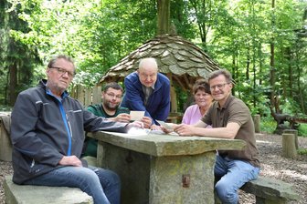 Kurios: Wie ein kleiner Stein-Tisch jedes Jahr Tausende Gäste in den Erzgebirgswald lockt - Sie sind ein Teil des Tischl-Teams: Dieter Herold, Marc Thierfelder, Christian Sehm, Christine Marschner und Frank Bayer (v. l.).