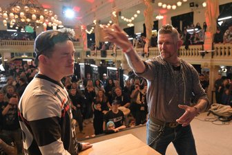 Kuriose Sportart bei Tattoo-Expo in Zwickau: Wer verträgt die meisten Ohrfeigen? - Sieger Ryan Philipp Herrmann (links) musste im Finale einige kräftige und schmerzhafte Ohrfeigen seines Gegners Rico Olhrich einstecken.