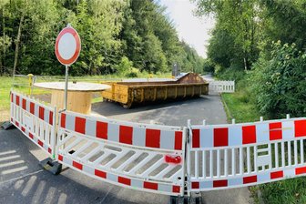 Kuriose Straßensperre im Erzgebirge: Jetzt gibt es gute Neuigkeiten für Autofahrer - Kurz vor dem Ortseingang Lauter aus Richtung Bockau gab es zeitweise eine Straßensperre der besonderen Art.
