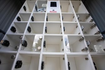 Kuriose Wende im Plauener Automaten-Knacker-Fall: Polizei ermittelt jetzt gegen denjenigen, der den Dieb gefasst hat - Acht Einbrüche verzeichnete Inhaberin Stefanie Schink an ihrem Retouren-Automaten seit Aufstellung an der Hammerstraße in Plauen.