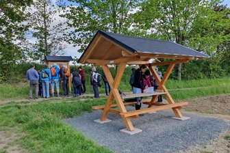 Kuriose Wetterstation im Vogtland: Was es mit dem Wetter-Sitzhäuschen auf sich hat - Am Feldrain in Tirpersdorf steht das Wetter-Sitzhäuschen. Dort kann man selbst zum Wetterbeobachter werden und einen Gruß hinterlassen.