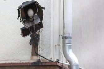 Kurioser Brand an Ostturnhalle in Hohenstein-Ernstthal - Diese Außenlampe der Ostturnhalle hat am Montagvormittag einen kleinen Brand ausgelöst.