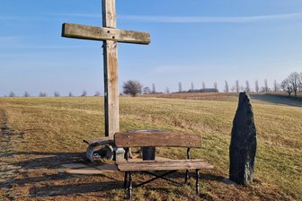 Kurioser Diebstahl: Bank von Reinsdorfer Gipfelkreuz gestohlen – und wiedergebracht - Die Bank am Reinsdorfer Gipfelkreuz war gut zwei Wochen verschwunden. Jetzt ist sie wieder aufgetaucht.