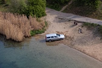 Kurioser Einsatz in Sachsen: Auto bleibt in See stecken - Misslungenes Manöver: Ein Paar hat sich beim Wenden im Kulkwitzer See bei Leipzig festgefahren.