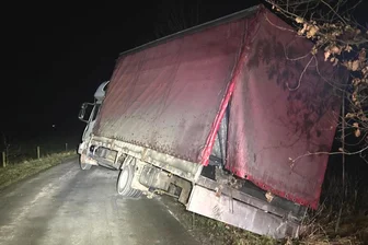 Kurioser Einsatz in Sachsen: Polizisten überprüfen Unfall-Lkw, dann entdecken sie etwas auf der Ladefläche - So fanden die Polizisten den Truck in Kamenz vor. Vom Fahrer fehlte jede Spur.
