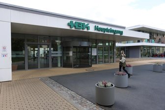 Kurioser Fall vor Gericht: Drei Männer besetzen die Notaufnahme in Zwickauer Krankenhaus - Drei Männer besetzten im April 2024 ein Behandlungszimmer in der Notaufnahme des HBK.