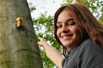 Kurioser Fund bei Rochlitz: Pilz wächst in fünf Meter Höhe - In einem Waldstück bei Wittgendorf hat die 13-jährige Frieda mit ihrer Mutter Denise Büttner vor einigen Tagen am Stamm einer Buche einen etwa 25 Zentimeter großen Pilz entdeckt.