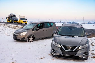 Kurioser Morgen in Rossau: Autotransporter wird auf Hainichener Straße entladen - Von einem Autotransporter mussten bei Rossau die Autos umgeladen werden.