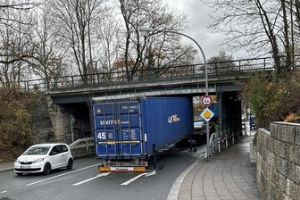 Kurioser Polizeieinsatz: Sattelschlepper mit Überseecontainer bleibt im Vogtland an Brücke hängen - Hoppla, plötzlich ging es nicht weiter für diesen Sattelschlepper mit Überseecontainer. Er blieb mitten in Hof an einer Brücke hängen.