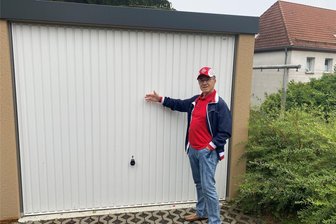 Kurioser Streit in Wilkau-Haßlau: Warum räumte eine Wohnungsgesellschaft eine Garage ohne Wissen des Eigentümers aus? - Die Garage gehört Wolfgang Schubert. Sie steht jedoch auf gepachtetem Grund. Der Verpächter hat die dort gelagerten Möbel ohne Schuberts Wissen entfernt und das Schloss ausgetauscht.