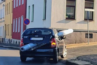 Kurioser Teppichtransport durch Plauen: Ist so etwas erlaubt? - Wenn sich die Kofferraumtür nicht schließen lässt, öffnet sich ein Fenster. Das dachte sich wohl dieser Autofahrer in Plauen.