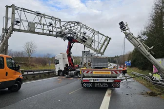 Kurioser Unfall auf A 72 nahe Zwickau: Vollsperrung in beide Richtungen und 750.000 Euro Sachschaden - Der Ladekran des Lasters hat eine Mautbrücke auf der A 72 zum Einsturz gebracht.