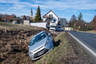 Kurioser Verkehrsunfall in Greifendorf: Rollstuhlfahrer aus Notlage befreit - Schräg an der Böschung: Unfall-Fahrzeug in Greifendorf.