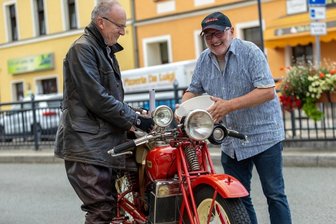 Kurioser Zwischenfall bei Horch Klassik in Lengenfeld: Motorradfahrer geht Sprit aus - Bürgermeister holt im Elektroauto Benzin - Lengenfelds Bürgermeister Volker Bachmann besorgte für einen Motorradfahrer einen Eimer Benzin.