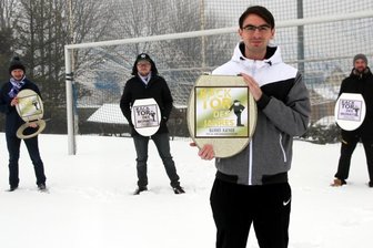 Kurioses aus dem Sportjahr 2021 - Manchmal hält die Fußballwelt wahrlich Kurioses bereit, besonders originelle Tore zum Beispiel. Ein solches gelang Hannes Rauner (vorn) vom FSV Johanngeorgenstadt am 7. Spieltag in der 2. Kreisklasse West Anfang November 2020. Der Lohn? Zwei mindestens genauso kuriose Klobrillen. Denn der Treffer in der Partie gegen den SV Albernau - übrigens zum 1:1-Endstand - schaffte es im WDR-Fernsehen gleich zweimal aufs oberste Treppchen. So wurde das Tor in der Sendung "Zeiglers wunderbare Welt des Fußballs" von den Zuschauern nicht nur zum Tor des Monats November 2020 gekürt und stach dabei selbst prominente Konkurrenz in der Internetabstimmung aus. Mehr noch: Der Treffer stand Anfang 2021 auch als Kandidat und klarer Sieger bei der Wahl zum "Kacktor des Jahres 2020" fest. Sage und schreibe 48 Prozent der Stimmen entfielen auf die "Bogenlampe aus weiter Entfernung", die Rauner als etatmäßiger Abwehrmann eher zufällig als gewollt erzielte. Doch selbst die Albernauer fanden's klasse, denn auch sie wissen, wie wertvoll eine Klobrille sein kann: So nennt der SVA schon seit 2017 zwei Klobrillen vom WDR sein Eigen - dank eines ähnlich kuriosen Treffers. Der goldene Toilettenaufsatz kam Anfang 2021 per Post ins Erzgebirge. Ein Brimborium blieb wegen Corona aus. Aber der Freude und dem Stolz auf die besondere Trophäe tat das keinen Abbruch. ane
