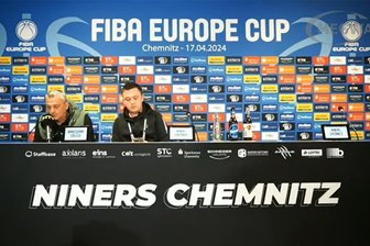 Kurioses beim Europe-Cup-Finale der Niners Chemnitz: Pressekonferenz ohne Gastgeber, Mark-Forster-Gold und Ticket-Wut vor Rückspiel - Mein linker, linker Platz ist leer: Dejan Radonjic, Trainer von Bahcesehir Istanbul (links), nahm nach dem Spiel in Chemnitz mit seinem Dolmetscher einfach an den Mikrofonen Platz und beantwortete die Fragen der türkischen Pressevertreter. Auf den Pressesprecher und den Trainer der Chemnitzer wurde nicht gewartet.