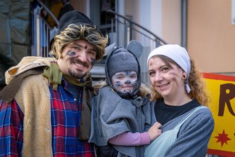 Kurioses im Erzgebirge: Wieso in dieser Stadt das Rumpelstilzchen den Weihnachtsmarkt eröffnet - Sören Graubner, Kristina Konovalov und Tochter Nina verkörperten das Märchen Rumpelstilzchen.