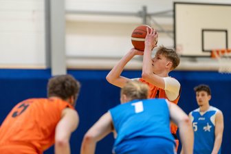 Kurioses und bitteres Ende für Freiberger Basketballer: Gewonnen und doch verloren - Youngster Stefan Machac war gegen den BC Dresden mit 15 Punkten bester ATSV-Werfer - am Ende aber allein auf dem Feld.