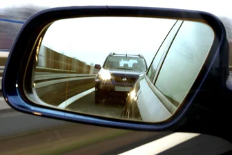 Kurioses Urteil in Chemnitz: Notbremsassistent rettet Autobahn-Drängler vor hoher Strafe - Mehr als eine Rücksichtslosigkeit: Wer allzu arg drängelt, riskiert Geldstrafen im vierstelligen Bereich und den Verlust des Führerscheins.