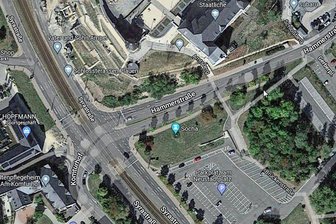 Kuriosum bei Google Maps: Warum Plauen dort tschechisch ist - Wie andere Plauener Sehenswürdigkeiten wird der Drachentöter bei Google Maps ausschließlich in tschechischer Sprache benannt. Socha heißt auf deutsch Statue. 