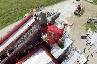 Kurort am Fichtelberg startet Ostern in die Sommersaison: Auf was sich Gäste freuen können - Extremsportler Daniel Mösl sprang 2024 sogar aus der Schwebebahn ins große Luftkissen.