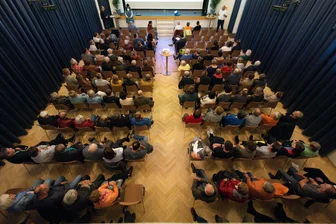Kurort-Ehe im Vogtland: Das ist der aktuelle Stand - Die Festhalle Bad Brambach war zur Vorstellung des Stands der Verhandlungen zur Kurort-Ehe mit 130 Gästen sehr gut gefüllt.