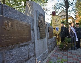 Kurort ehrt seine "Väter" - 
              <p class="artikelinhalt">Vom "Tal des Todes" zum beliebten Kurort: Bad Schlema hat sich am Samstag mit zwei Ehrentafeln bei denen bedankt, die sich für die Wiederaufnahme des Kurbetriebs stark gemacht haben. </p>
            