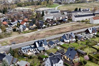 Kurort im Erzgebirge bekommt neuen Aldi-Markt: Jetzt steht der Baustart fest - Blick aus der Luft auf den geplante Baubereich in Bad Schlema: Unterhalb der B 169 soll die neue Aldi-Filiale entstehen.
