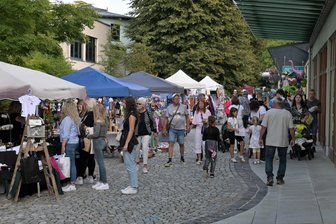 Kurort im Erzgebirge feiert erstes Brunnenfest: So lief die Premiere - Das Brunnenfest in Bad Schlema war gut besucht.