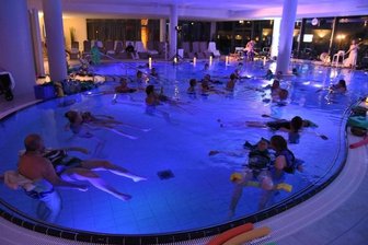 Kurorte erhöhen ab Juli ihre Preise für Bäder und Saunen - Badegäste schweben im Salzwasser der Soletherme in Bad Elster. Der Besuch wird demnächst deutlich teurer. Die Drei-Stunden-Karte für die Soletherme kostet künftig 22 Euro (bislang 17,50 Euro).
