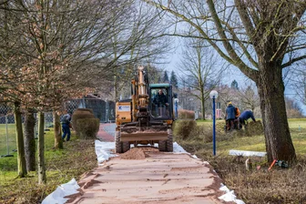 Kurpark im Erzgebirge wird erneut voll gesperrt - für Rhododendron-Einsatz - Für die bevorstehende Landesgartenschau laufen im östlichen Teil des Kurparks von Bad Schlema bereits seit einigen Wochen die Bauarbeiten. Nun ist auch der westliche Teil gesperrt.