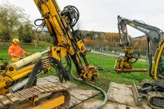 Kurpark wegen Tagesbruch-Gefahr teilweise gesperrt: Wismut startet im Erzgebirge mit Bohrarbeiten - Im Kurpark von Bad Schlema sind große Baumaschinen angerückt. In den kommenden Tagen will die Wismut in die Tiefe bohren.