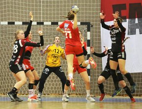 Kurpfalz-Bären eine Nummer zu groß - BSV trotzdem gerettet - Zwickaus Torfrau Charlie Zenner hat den Ball genau im Blick. Hier zieht Carmen Moser für Ketsch ab.