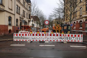 Kurt-Eisner-Straße in Zwickau: Vier Wochen nachdem ein neuer Straßenbelag aufgezogen wurde, rücken wieder Bagger an - Wegen Instandhaltungsarbeiten an Wasserabflüssen ist die Kurt-Eisner-Straße voraussichtlich bis zum 6. Dezember gesperrt.